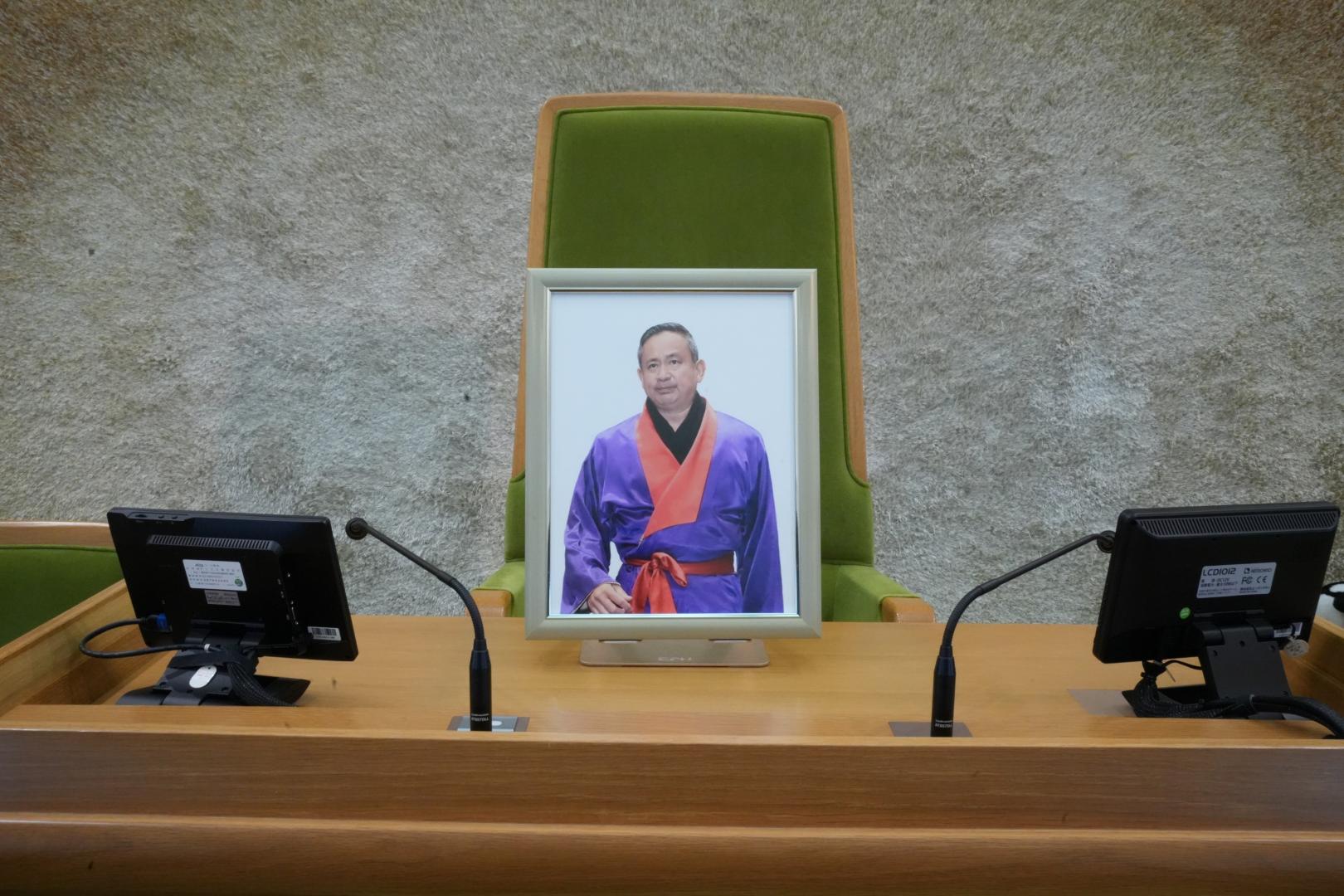議長席にて