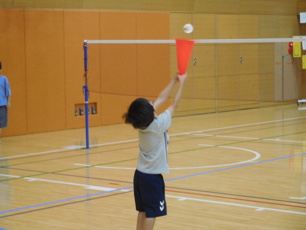バドミントンをする子どもたち