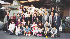 画像：毎年町内行われる町内旅行での記念写真