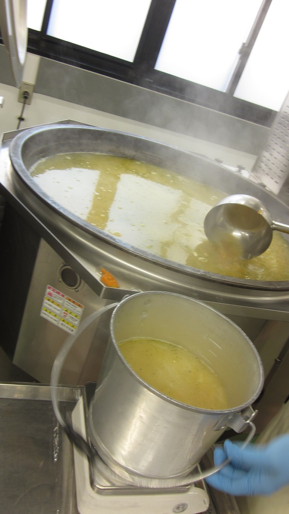 スープを配缶する様子