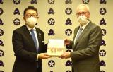 コルクット・ギュンゲン閣下と成澤区長の記念写真