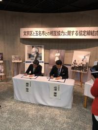 署名しているところ