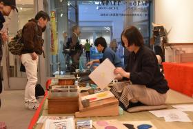 工芸品の展示販売