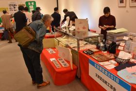 展示品を見ている女性