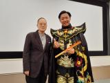 終演後の王氏と渡辺特派員