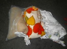 誤って可燃ごみに出された毛布の写真