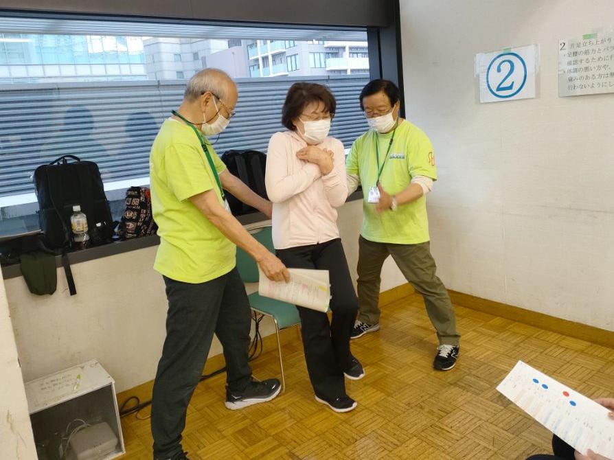 片足立ち上がりチェックの様子