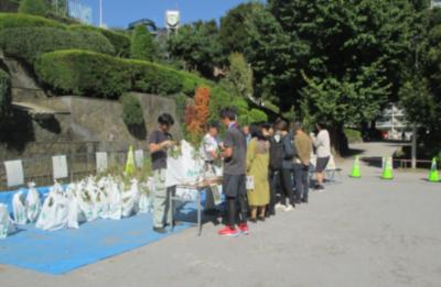 苗木をお客様に渡す様子
