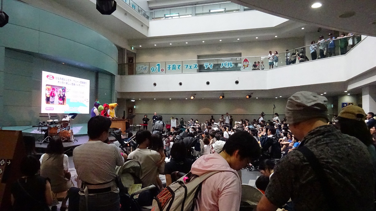 地下2階区民ひろばにて行われたシエナウインドオーケストラによる音楽公演の様子
