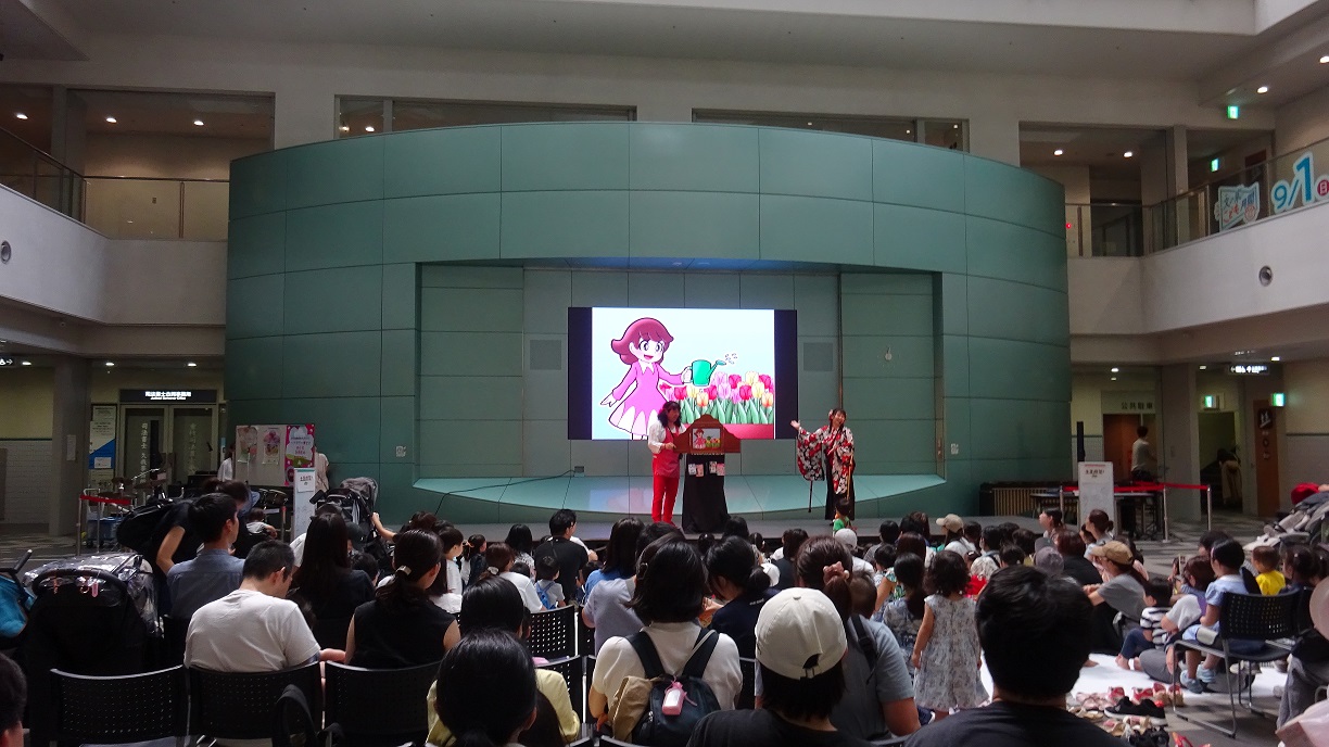 地下2階区民ひろばにて行われた渋谷画劇団による紙芝居公演の様子